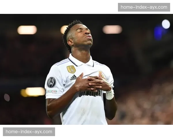 欧冠奖杯巡展抵达马德里，吸引数千名当地青少年参观