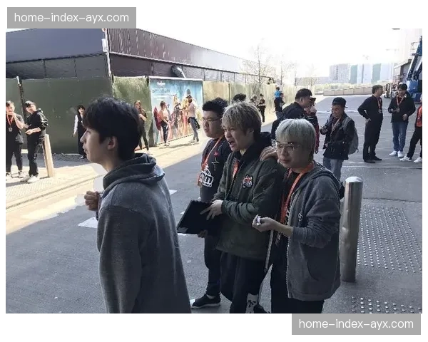 特写：教练在局间休息的20秒内，用急速手语向听障运动员传达战术