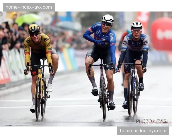 范德普尔巴黎-鲁贝机械故障：尝试换队友车因锁踏不兼容失败